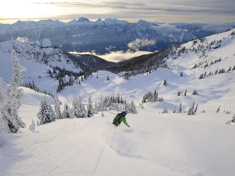 Revelstoke cat skiing © Garrett Grove / Revelstoke Mountain Resort
