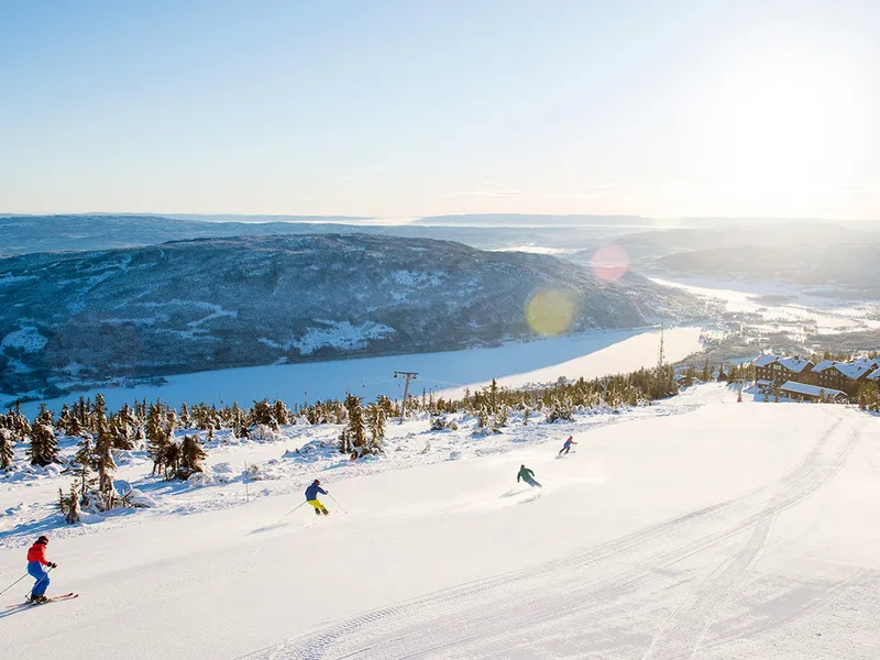 Norefjell Scenic Piste Skiing © Vegard Breie