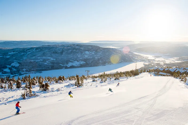 Norefjell Scenic Piste Skiing © Vegard Breie