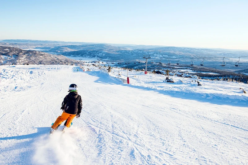 5d1dc2a56cd6dnorefjell child piste skiing credit vegard breie