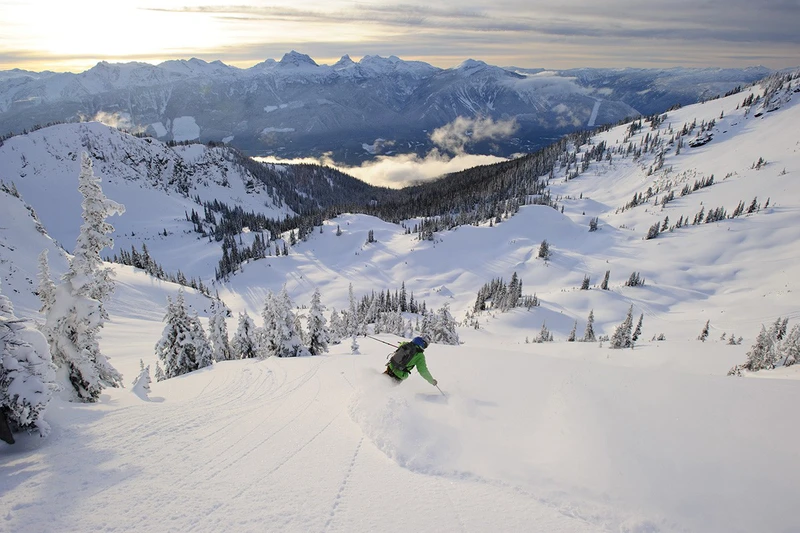 Revelstoke cat skiing © Garrett Grove Revelstoke Mountain Resort