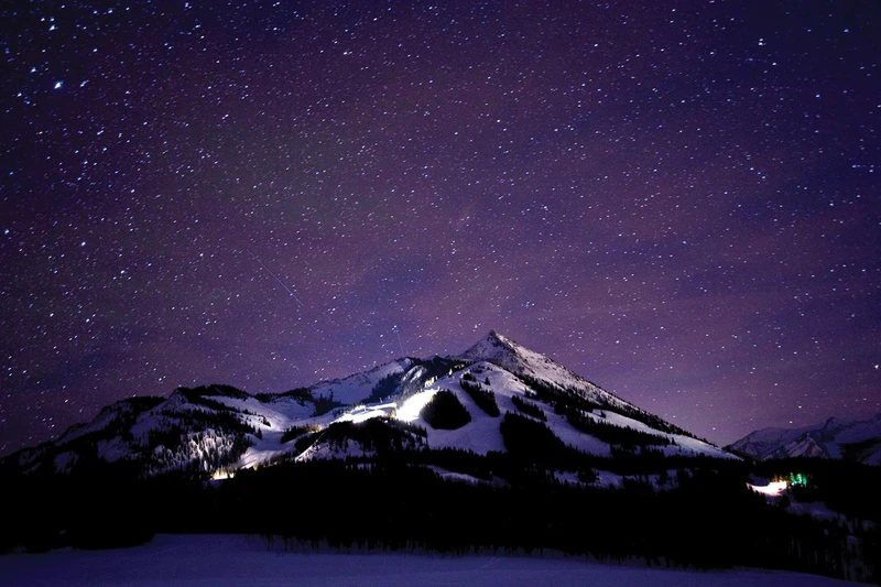 5d1dc377a9c87crested butte resort night