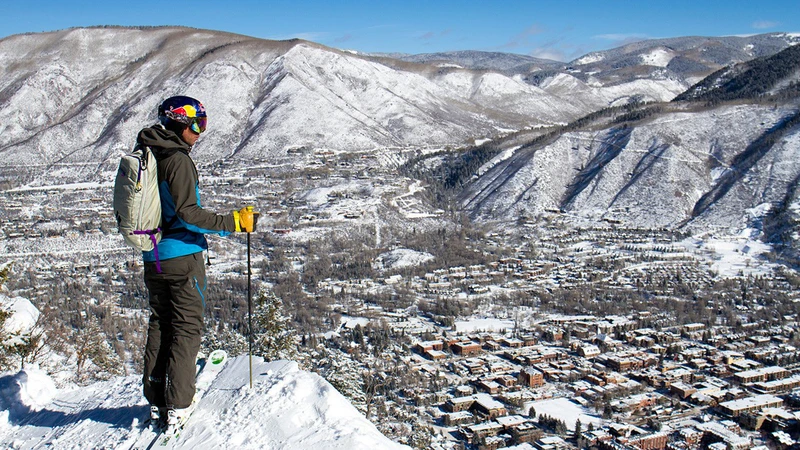 Aspen Skier & Town © Jesse Hoffman 16x9