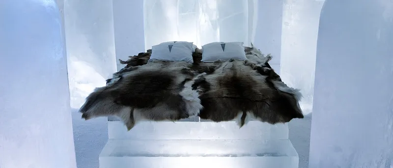 5d1dc68ed372eicehotel bedroom 21x9