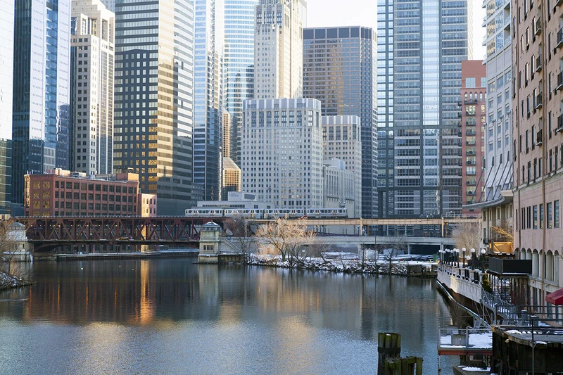 Chicago skycraper riverwalk
