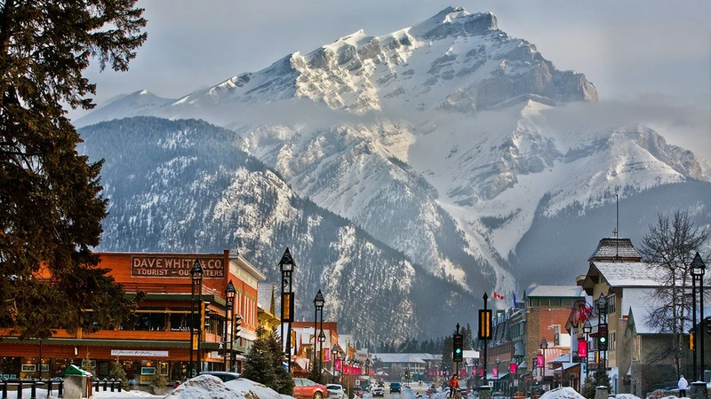 Banff Avenue - Banff Lake Louise Tourism © Paul Zizka Photography