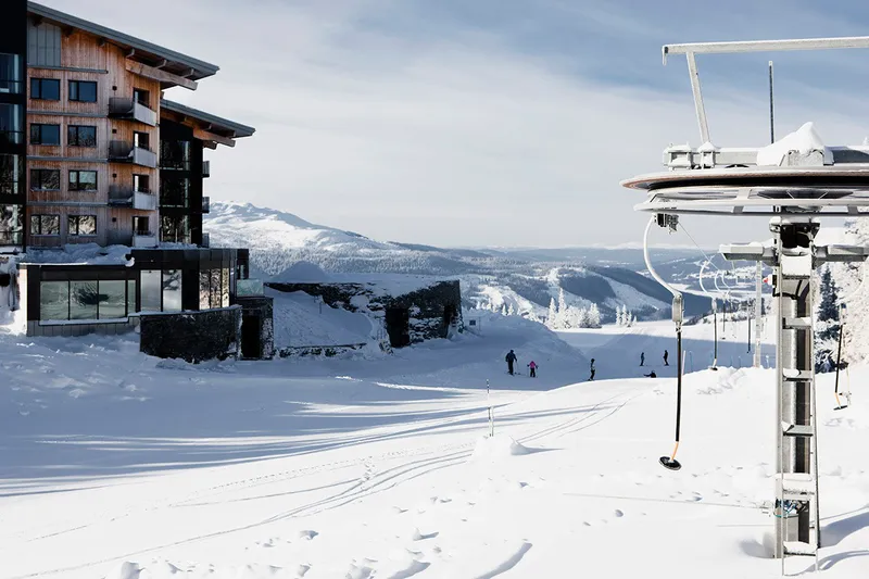 5d1dc8a863b45copperhill mountain lodge exterior slopes credit jonas kullman