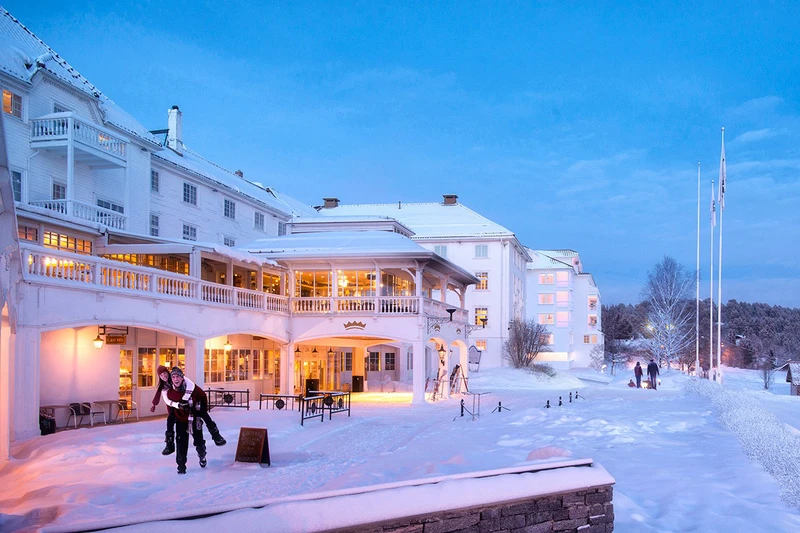 5d1dc99fc56bfdr holms hotel exterior night