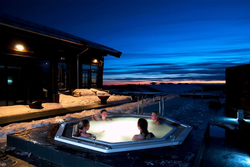 5d1dcabe1feefnorefjell ski and spa hot tub at night