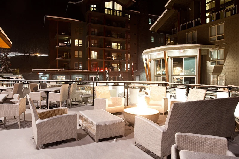 The Sutton Place Hotel Apres Area © Royce Sihlis