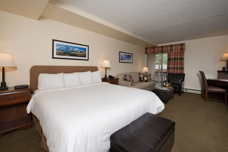 5d1dcc833968eevergreen lodge king room