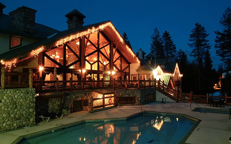 5d1dcd572d212lizard creek lodge exterior night