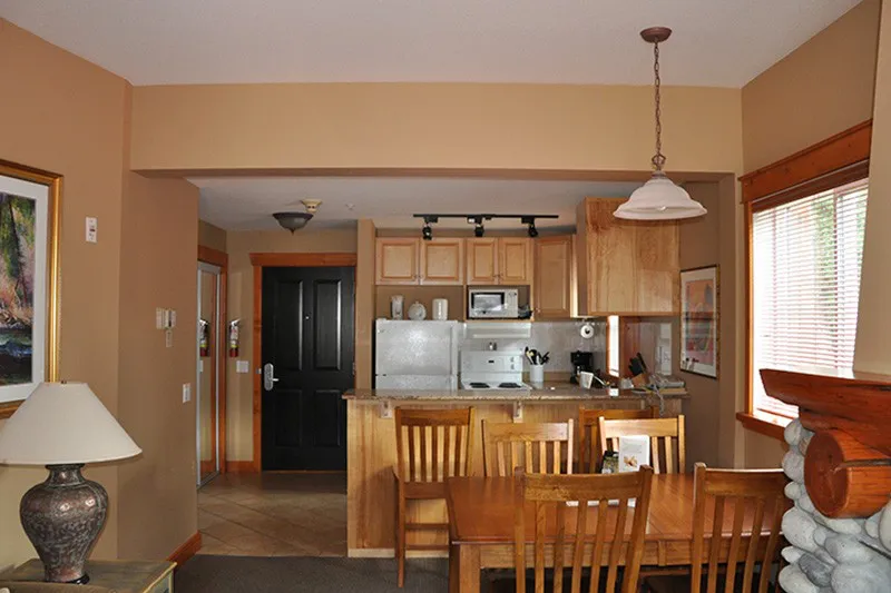 5d1dcd581b80clizard creek lodge kitchen 0