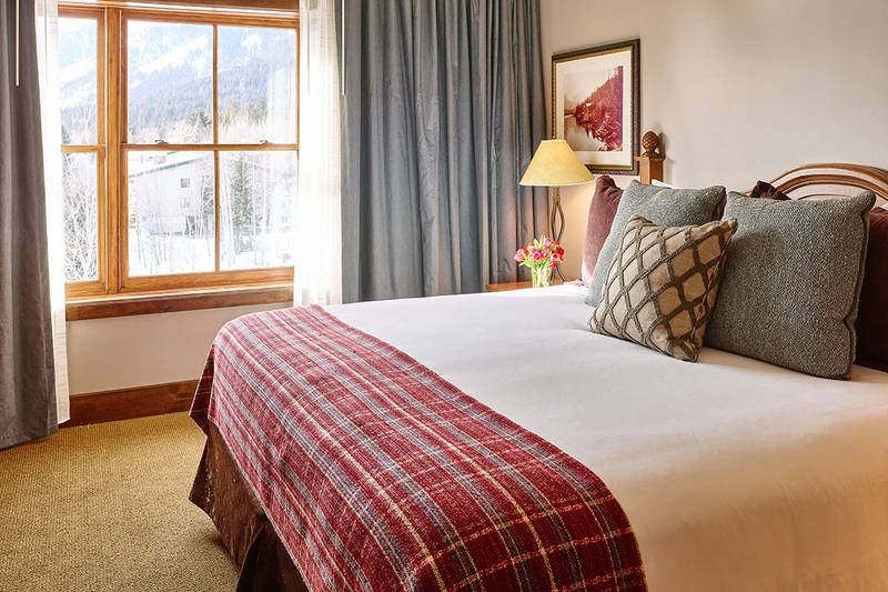 5d1dce41281f6tml lodge room king bed