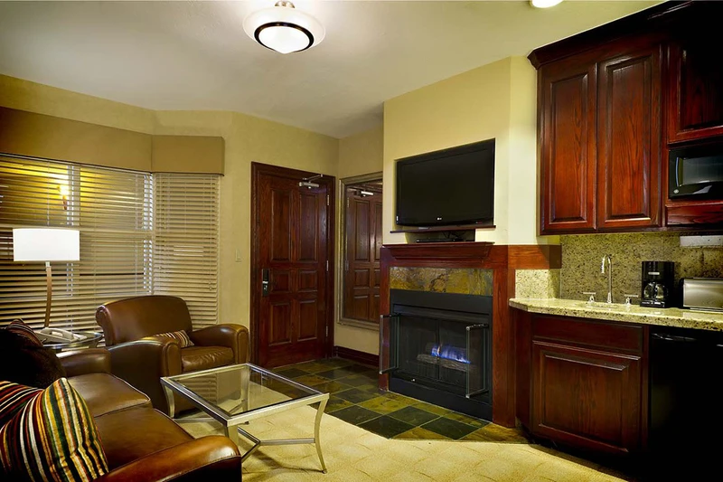 5d1dceba1df2fbeaver creek lodge living area