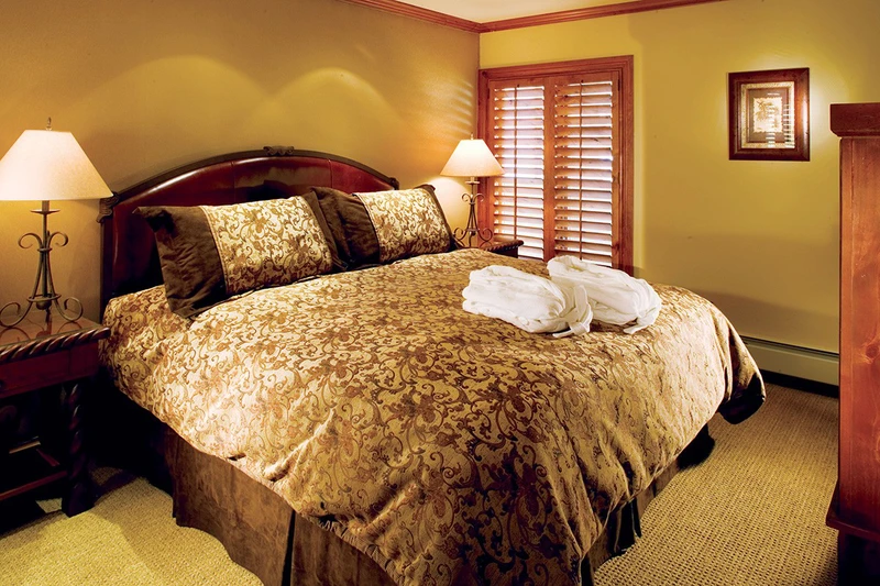 5d1dcf0641004lion square lodge room 0