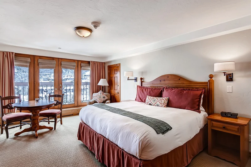 5d1dcf7f29b47the pines lodge deluxe king bedroom 2