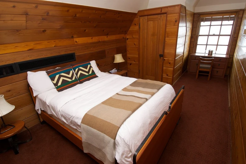 5d1dcfe283e5dtimberline lodge corner room