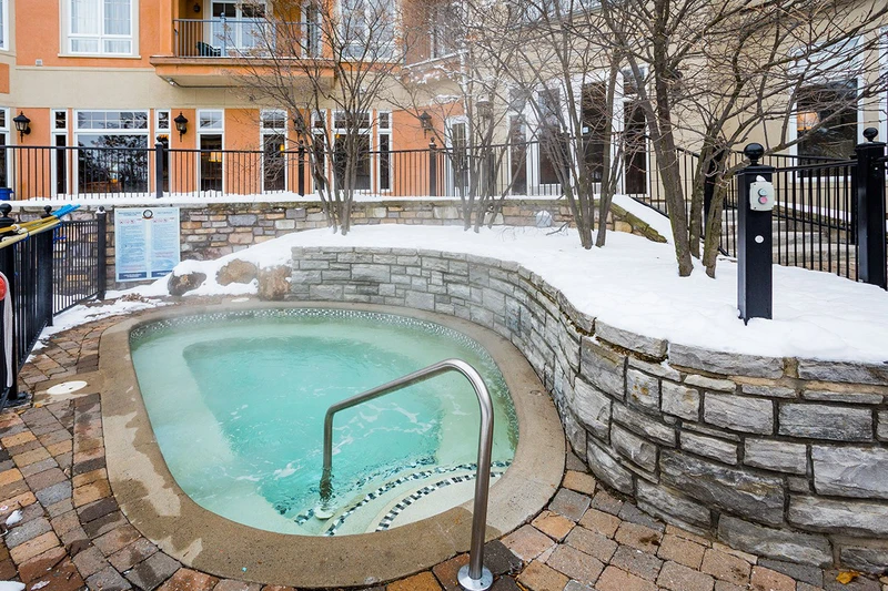 La Tour des Voyageurs Hot Tub