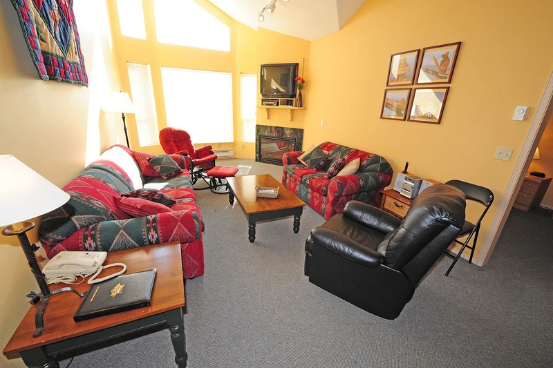 5d1dd0a7b4da5eagles lounge 0