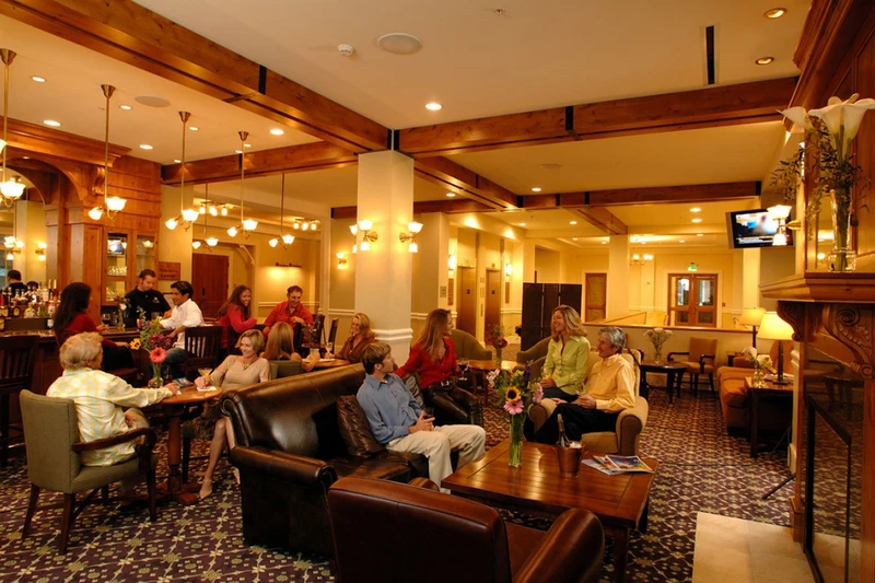 Lodge at Mountaineer Square - Trackers Bar