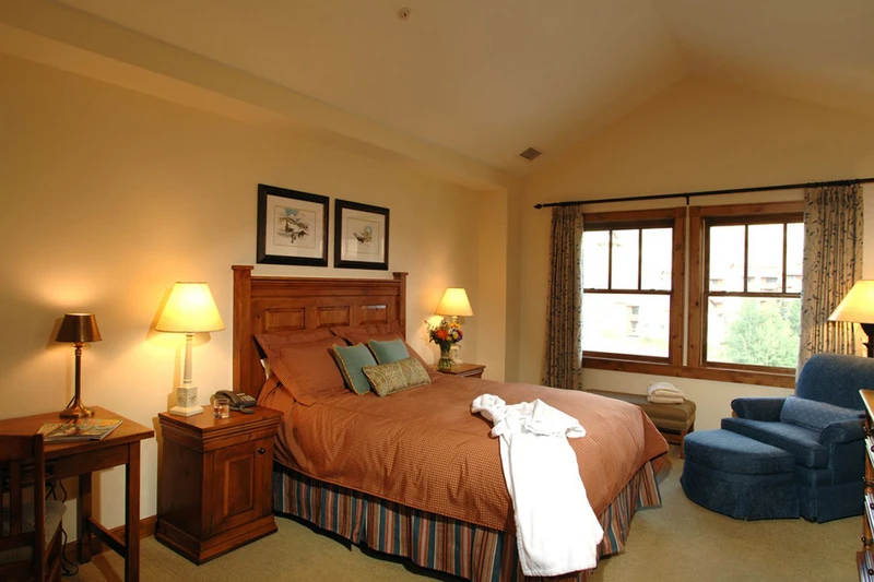 Lodge at Mountaineer Square - King Room