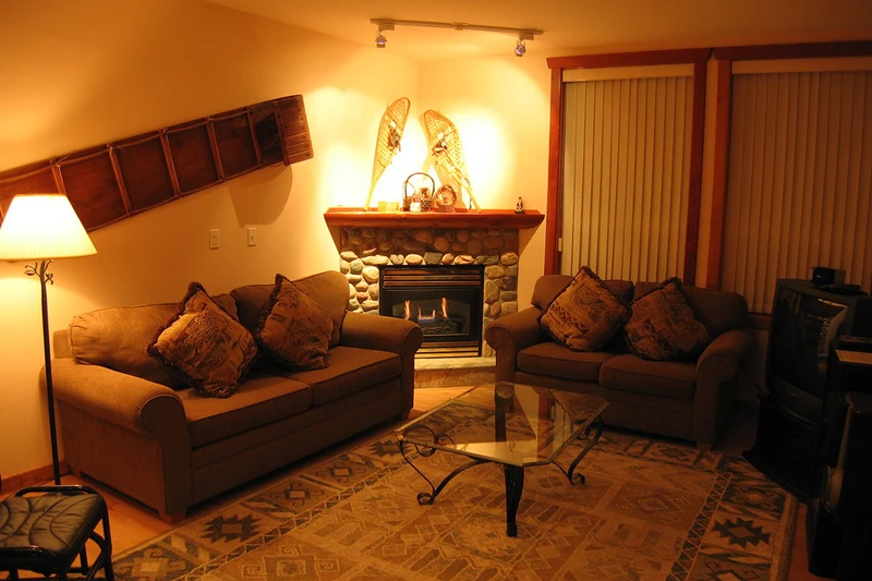 5d1dd10a0b5ebpolar peak lodge living room 0