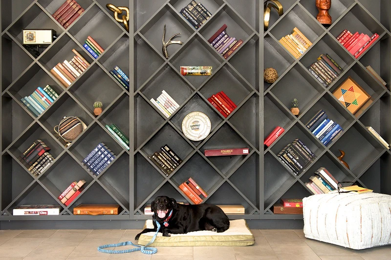 Hotel Becket - Lobby Bookcase
