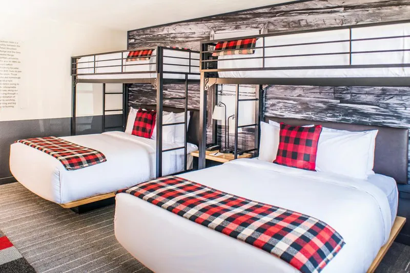 5d1dd24506381mountain modern hotel deluxe double queen with platform bunk