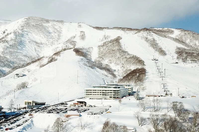 Skye Niseko - Exterior with Mountains