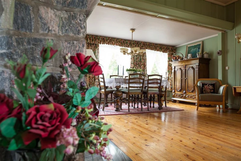 Vatnahalsen Høyfjellshotell Lounge with Flowers