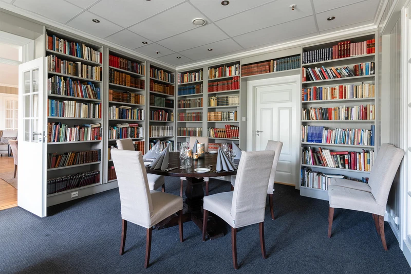 5d1dd399bc013nermo hotel library