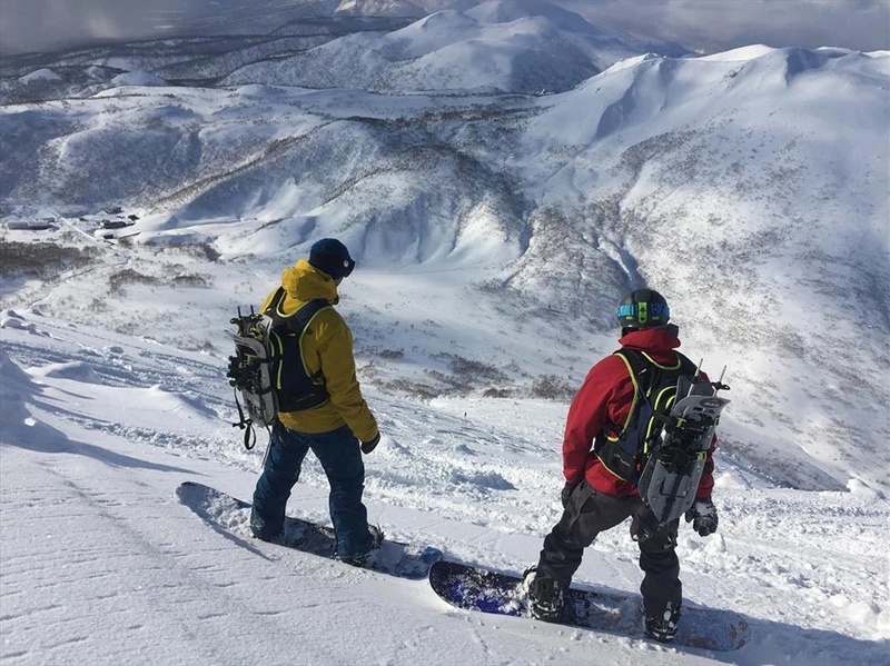 Choosing a line in Niseko 📷: Iain Allsop, February 2017
