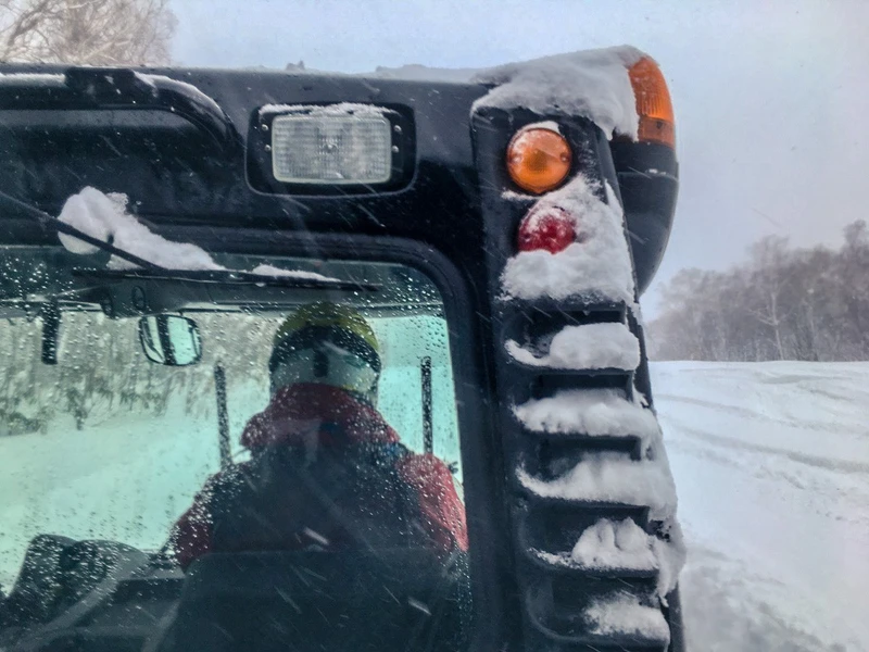 5d1de73816d58niseko weiss heading back up