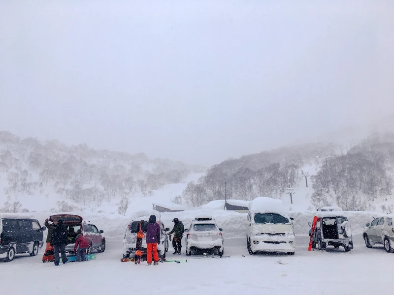 5d1de73c8646bchisenupuri cat skiing car park