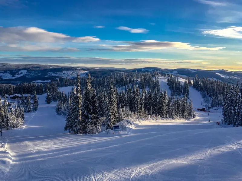 5d1de77cb7e32clear skies empty slopes trysil