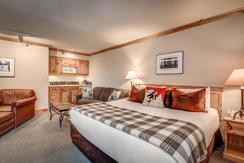 5d3599dd51656selkirk lodge deluxe king