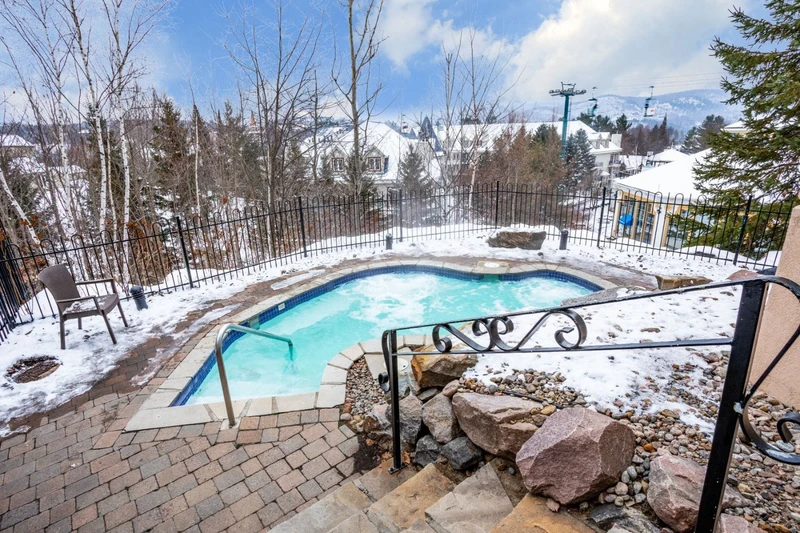 Lodge de la Montagne Pool