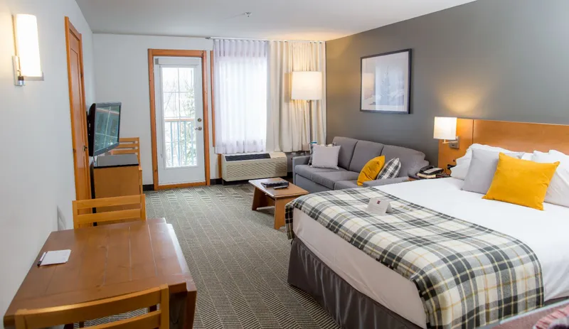 5d4d6ca04c073 Lodge de la Montagne Hotel Room Queen Sofa Bed 1 min