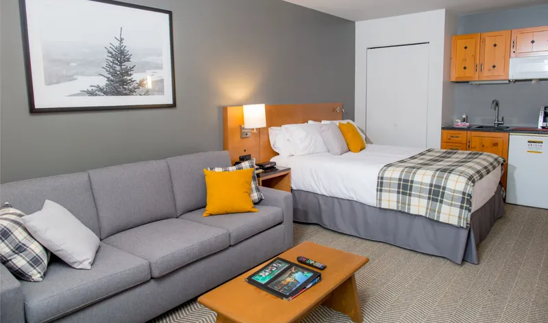 5d4d6ca13c711 Lodge de la Montagne Hotel Room Queen Sofa Bed 2 min