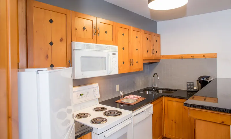 5d4d719a26d2c Lodge de la Montagne 2 Bedroom Condo 1 Queen 2 Doubles Sofa bed 4 min