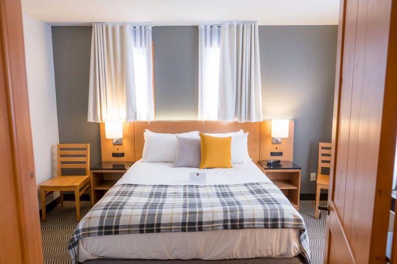 5d4d719acb6be Lodge de la Montagne 2 Bedroom Condo 1 Queen 2 Doubles Sofa bed 5 min