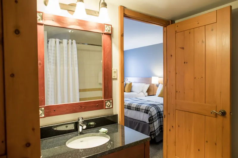 5d4d719d8f4e8 Lodge de la Montagne 2 Bedroom Condo 1 Queen 2 Doubles Sofa bed 11 min