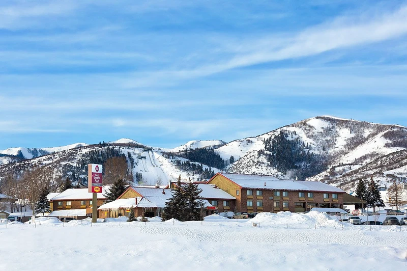 5df772b94a10blandmark inn exterior