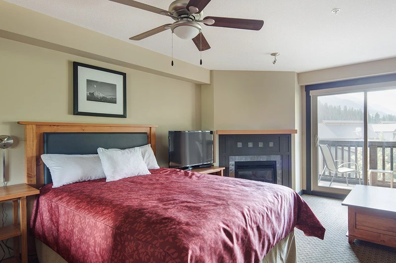 5dfa2b2961659 Peaks Lodge Studio