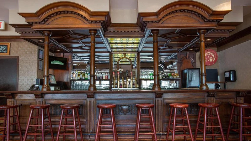 5e78c9c16dd75vintage resort hotel bar