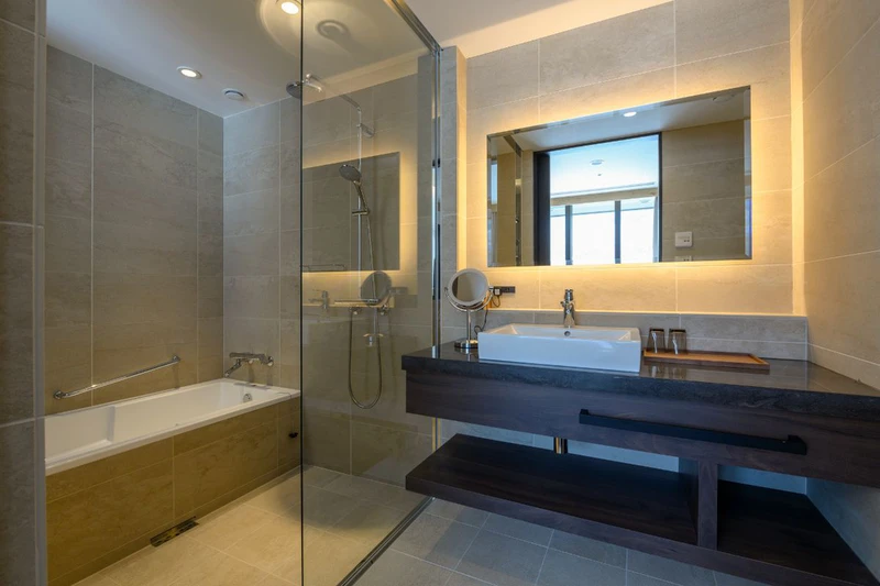 5e7e031ca5128 YK 2 BR Suite bathroom