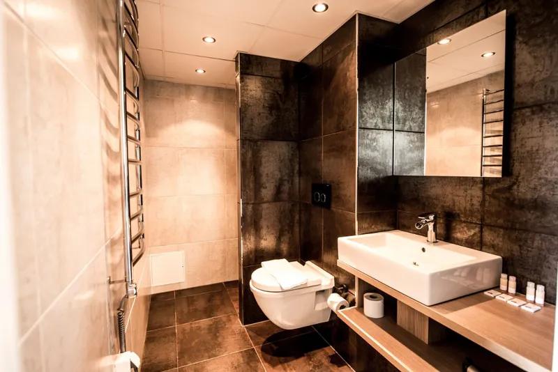 5fa90f96ae9f2 Riksgrnsen Hotel Suite Bathroom