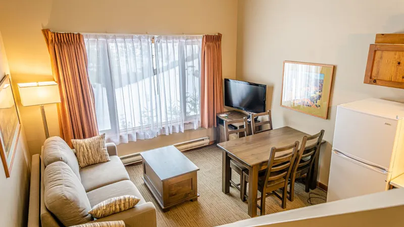 6266812dac8b0 Cahilty Hotel Suites Loft King Downstairs