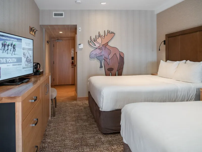 6284e090bfe25 Moose Hotel and Suites Superior Hotel Room 2 Queens 4